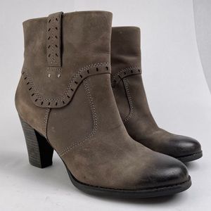 Clarks Artisan, gray distressed leather, ankle boot with heel